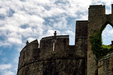 Chepstow Kalesi 'nin (Castell Cas-gwent) kalıntıları, Chepstow, Monmouthshire, Galler, Birleşik Krallık, 04 Haziran 2022