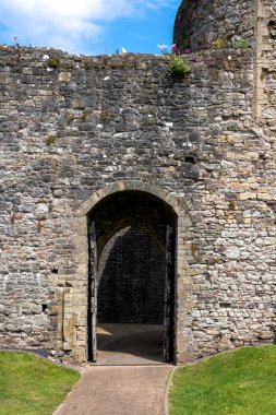 Chepstow Kalesi 'nin (Castell Cas-gwent) kalıntıları, Chepstow, Monmouthshire, Galler, Birleşik Krallık, 04 Haziran 2022