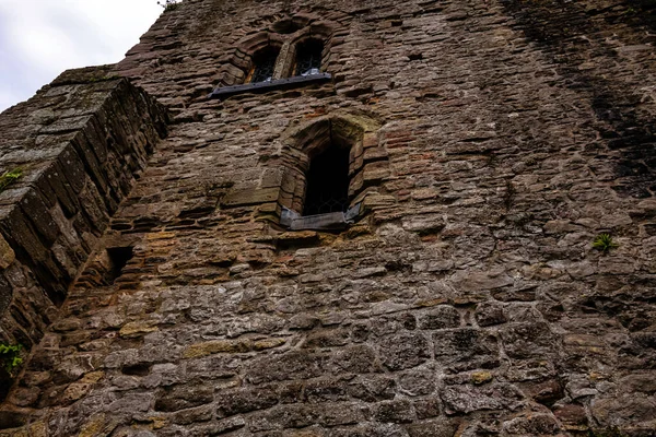 Chepstow Kalesi 'nin (Castell Cas-gwent) kalıntıları, Chepstow, Monmouthshire, Galler, Birleşik Krallık, 04 Haziran 2022