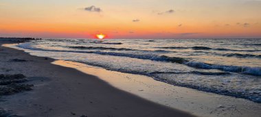 Lubiatowo, Pomerania, Polonya 'da Baltık Denizi üzerinde gün batımı
