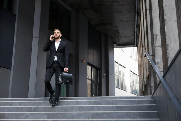 Επιτυχημένος Νεαρός Επιχειρηματίας Που Περπατάει Στις Σκάλες Έξω Από Κτίριο — Φωτογραφία Αρχείου