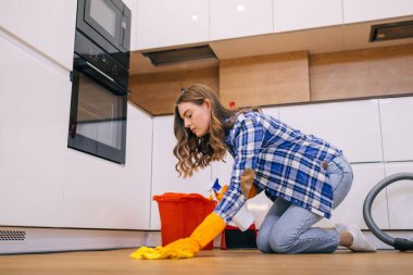 insanlar, ev işleri ve temizlik kavramı - lastik eldiven içinde kadın evde zemin temizleme bezi ile yakın çekim