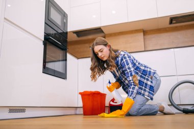 insanlar, ev işleri ve temizlik kavramı - lastik eldiven içinde kadın evde zemin temizleme bezi ile yakın çekim