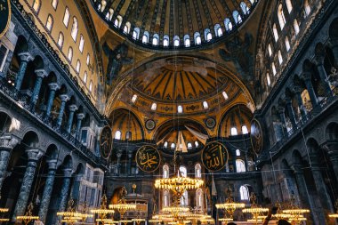 İstanbul, Türkiye - 06 Temmuz 2021 İstanbul, Türkiye 'deki Büyük Cami içinde.