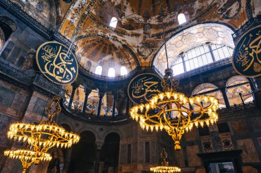 İstanbul, Türkiye - 06 Temmuz 2021 İstanbul, Türkiye 'de büyük bir cami. Güzel avizeler, hassas pencereler ve duvarlar simgeli siyah-kahverengidir.