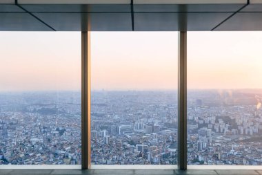 İstanbul safirinden panoramik pencere manzarası, kentin Avrupa kesimindeki gözlem güvertesi