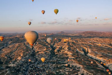 Goreme, Cappadocia 'da sıcak hava balonlarıyla güzel bir sahne.
