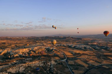 Goreme, Cappadocia 'da sıcak hava balonlarıyla güzel bir sahne.