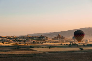 Goreme, Cappadocia 'da sıcak hava balonlarıyla güzel bir sahne.