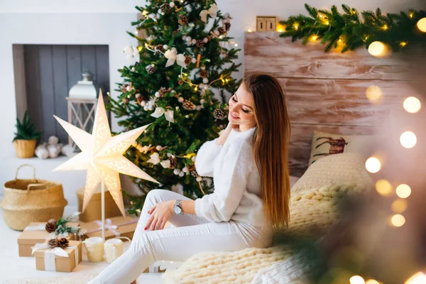 Ευτυχισμένη Γυναίκα Στο Κρεβάτι Στο Δωμάτιο Διακοσμημένη Για Χριστούγεννα Μακριά — Φωτογραφία Αρχείου