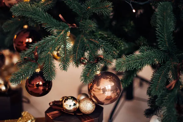 Χριστουγεννιάτικα Στολίδια Στο Χριστουγεννιάτικο Δέντρο Κοντινό Πλάνο — Φωτογραφία Αρχείου