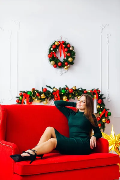 Bella Donna Elegante Seduta Sul Divano Natale Decorato Casa — Foto Stock