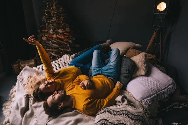 Young Couple Yellow Sweaters Lying Bed Christmas Tree Girl Pokes — Stock Photo, Image