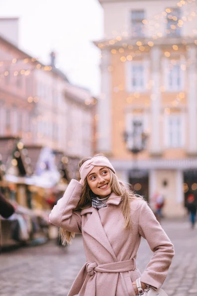 Eski Şehrin Avrupa Noel Meydanının Ortasında Gülümseyen Güzel Bir Kadın — Stok fotoğraf