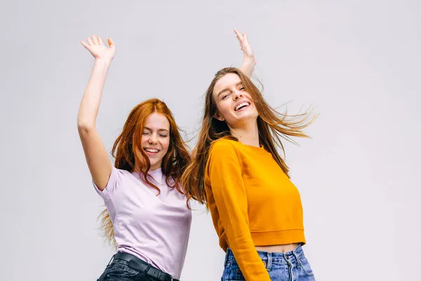 Estudio Chicas Felices Bailando Despreocupadas Cantando Alegres Vestidas Juntas Con — Foto de Stock