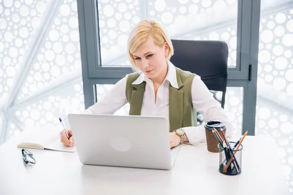 Eine Schöne Blondine Formellen Anzug Sitzt Während Des Arbeitstages Ihrem — Stockfoto