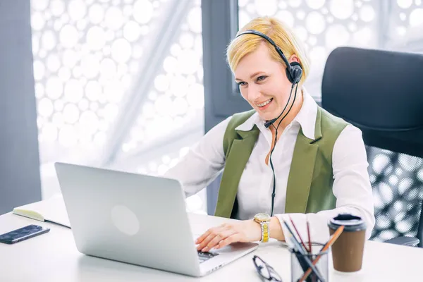 Sorrindo Amigável Agente Call Center Feminino Com Fone Ouvido Trabalhando — Fotografia de Stock