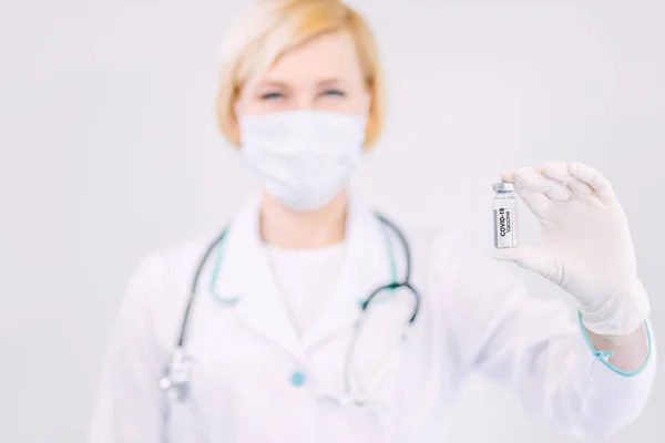 Женщина Врач Защитной Маске Белом Медицинском Халате Держит Ампулу Вакцины — стоковое фото