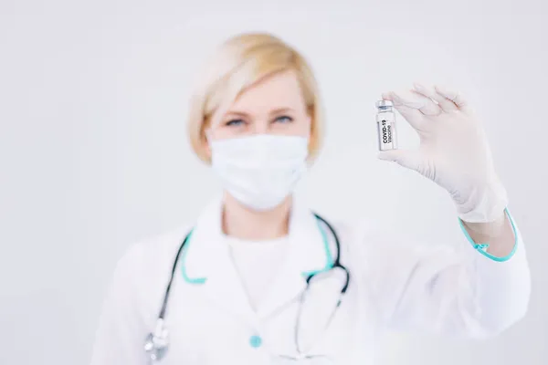 Young Attractive Female Nurse Doctor Holding Clear Liquid Vaccine Hand — Stock Photo, Image