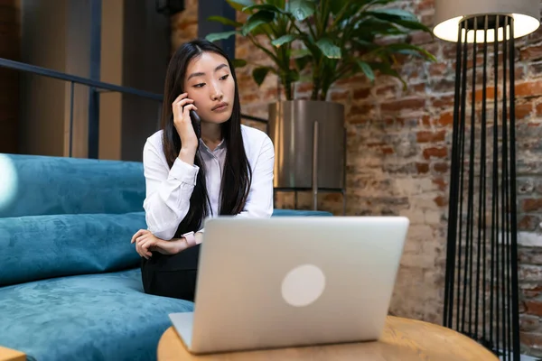 Eine Asiatische Geschäftsfrau Formellen Anzug Büro Spricht Nachdenklich Und Ernsthaft — Stockfoto