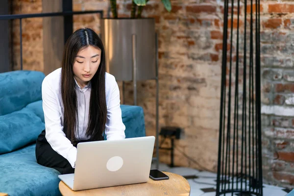Jovem Bonita Sorridente Asiático Menina Negócios Trabalhando Laptop Alojado Mesa — Fotografia de Stock