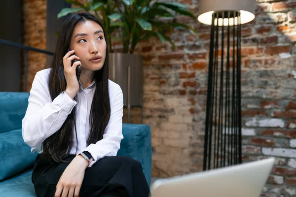 Asiática Mulher Negócios Está Falando Telefone Olhando Para Lado Pensativo — Fotografia de Stock