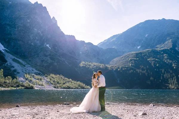在山上举行的婚礼 浪漫的夫妻 — 图库照片