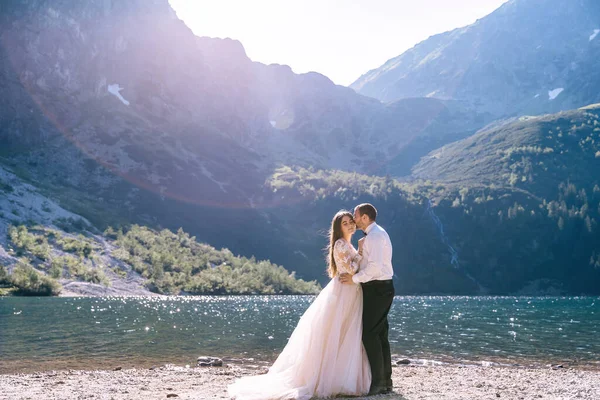 Couple Élégant Par Une Journée Ensoleillée Près Lac Montagne Embrasser — Photo