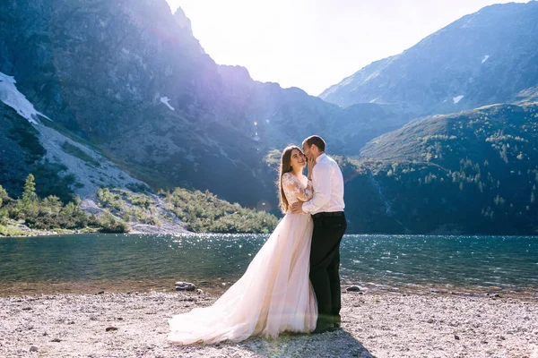 Jeunes Mariés Embrassant Par Lac Sur Fond Montagnes Concept Mariage — Photo