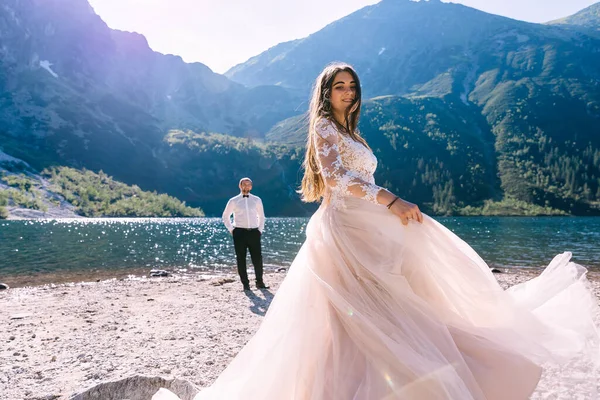 Güzel Neşeli Gelin Dans Eder Uzun Beyaz Bir Elbiseyle Nehir — Stok fotoğraf
