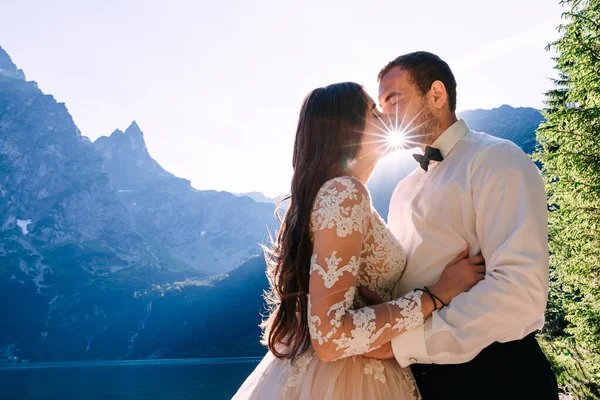Les Jeunes Mariés Embrassent Dans Les Montagnes Coucher Soleil Dans — Photo