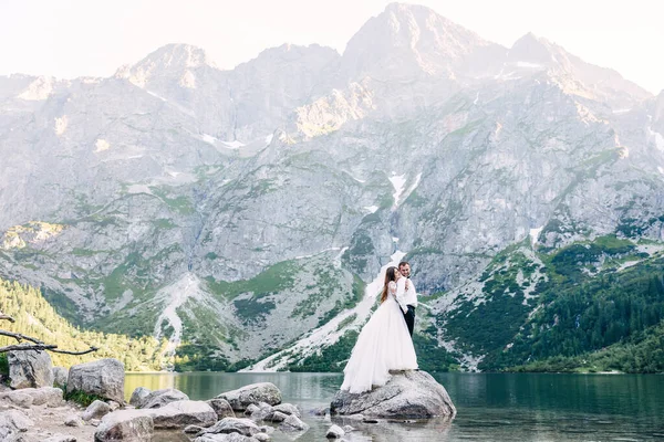 Ett Romantiskt Ungt Par Står Sten Vacker Sjö Kvinna Kramar — Stockfoto