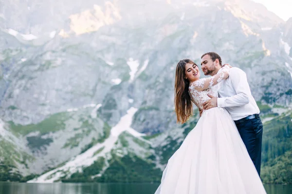 Los Novios Junto Lago Las Montañas Recién Casados Juntos Contra — Foto de Stock