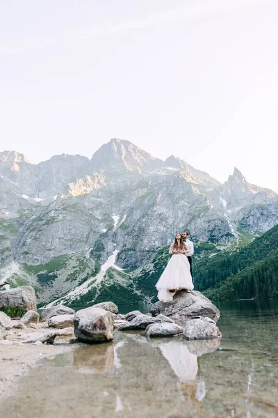 Gelin Damat Dağlardaki Gölün Yanında Yeni Evliler Bir Dağ Manzarasının — Stok fotoğraf