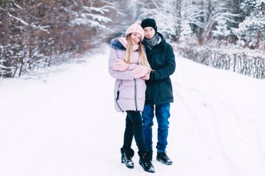 Kız arkadaşını kucaklayan mutlu bir adam.