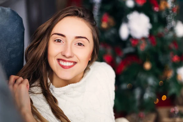 Noël Vacances Hiver Concept Une Belle Fille Aux Cheveux Foncés — Photo