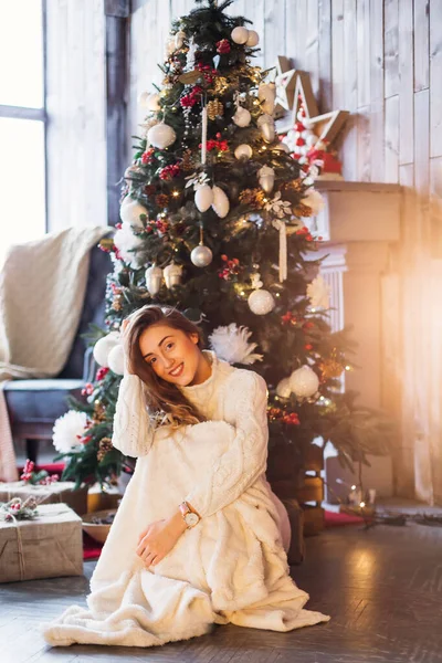 Giovane Bella Ragazza Siede Sullo Sfondo Albero Natale Avvolto Una — Foto Stock