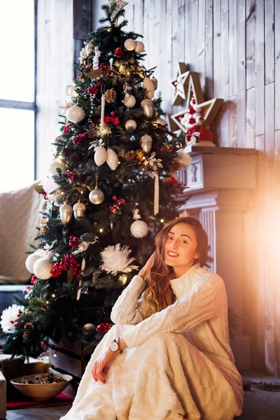 Νεαρή Γυναίκα Ένα Ευρύχωρο Σαλόνι Διακόσμηση Της Πρωτοχρονιάς Κάθεται Κοντά — Φωτογραφία Αρχείου