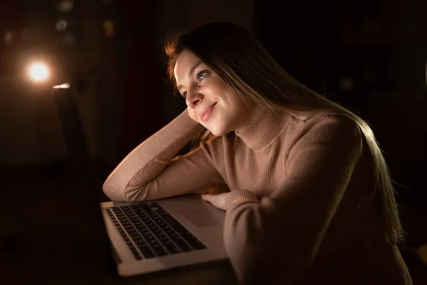 Mujer Soltera Viendo Videos Línea Noche Sala Estar Casa —  Fotos de Stock