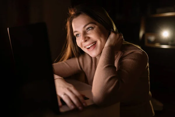 Joven Mujer Atractiva Relajada Casa Sonriendo Feliz Usando Ordenador Portátil —  Fotos de Stock