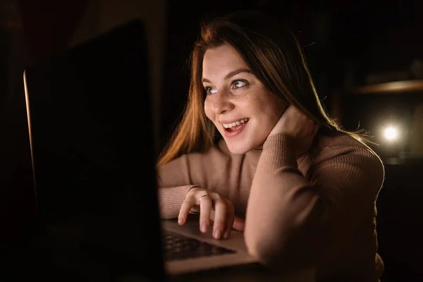 Euforia Zaskoczona Kobieta Wygrywa Online Oglądając Laptopa Domu Wieczorem — Zdjęcie stockowe