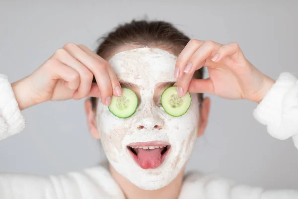 Attractive Girl Holding Slices Cucumber Eyes Beauty Skin Care Concept — Stock Photo, Image
