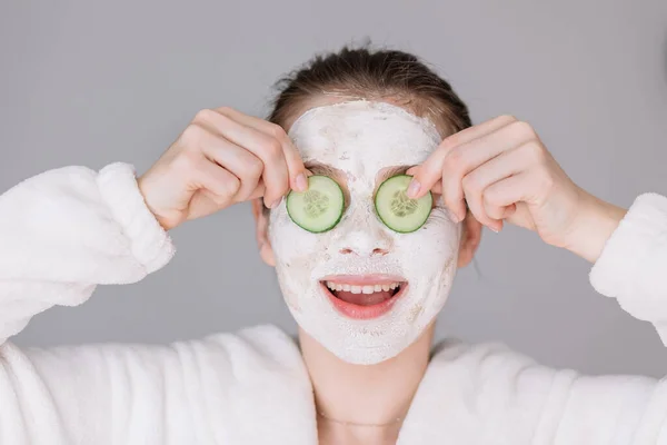 Perawatan Kulit Gadis Cantik Dengan Masker Kolagen Dan Irisan Mentimun — Stok Foto