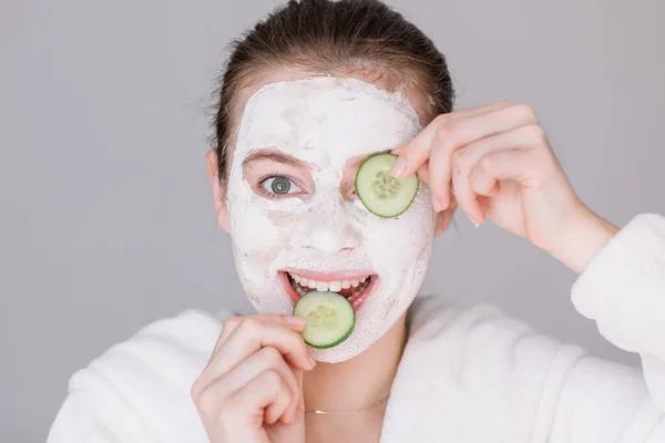 Beautiful Young Woman Housewife Facial Mask Her Face Holding Slices — Stock Photo, Image