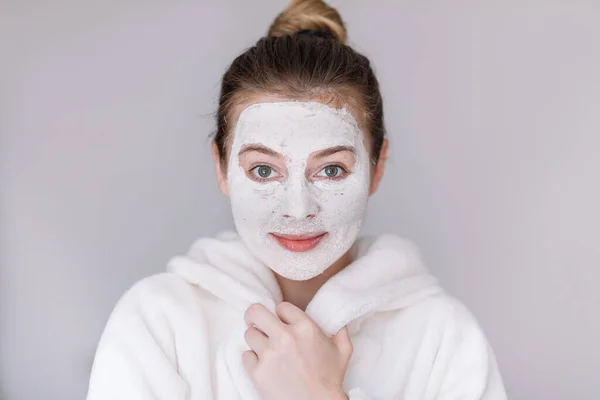 Spa Woman Menerapkan Masker Tanah Liat Gadis Cantik Dalam Mantel — Stok Foto