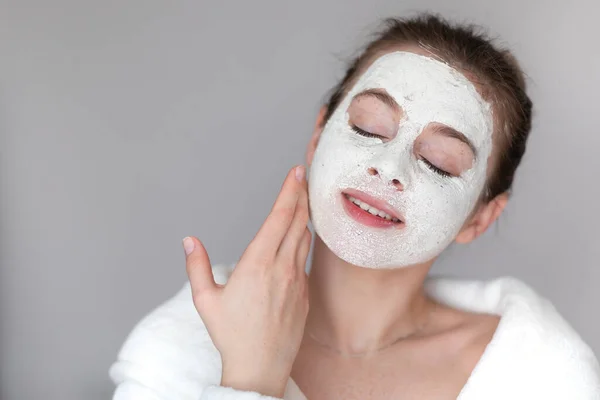 Spa Woman Menerapkan Facial Clay Mask Perawatan Kecantikan Potret Close — Stok Foto
