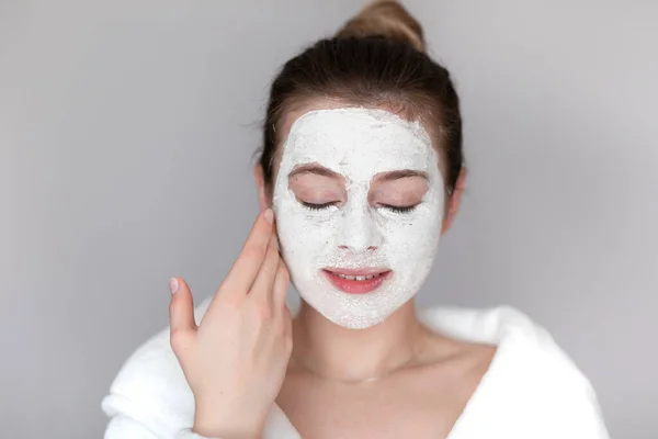 Wanita Cantik Melakukan Kosmetologi Dan Perawatan Kulit Profesional Dengan Masker — Stok Foto