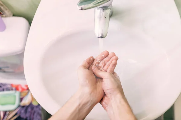 Szczelnie Ujęcie Mycia Rąk Mydłem Nad Umywalką Łazienki — Zdjęcie stockowe