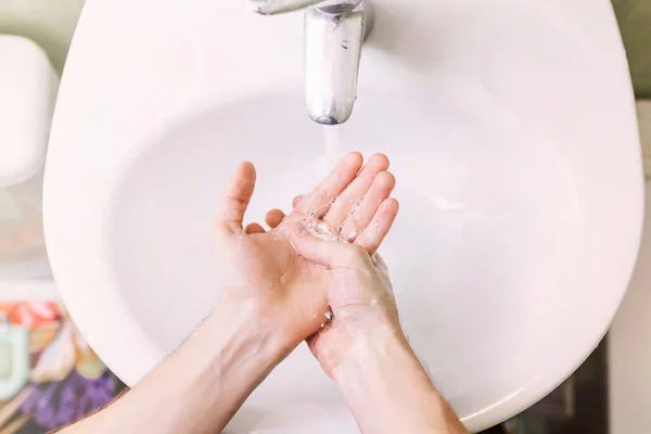 Szczelnie Ujęcie Mycia Rąk Mydłem Nad Umywalką Łazienki — Zdjęcie stockowe