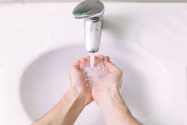 Nahaufnahme Von Händewaschen Mit Seife Über Dem Waschbecken Badezimmer — Stockfoto